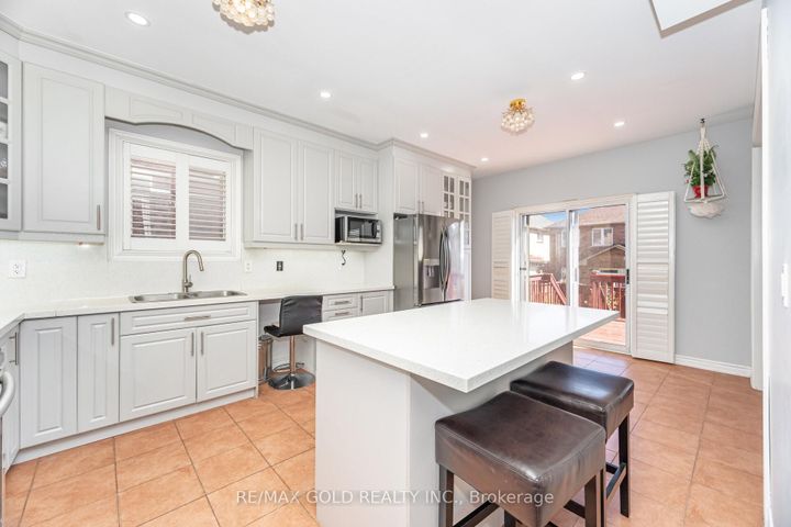 Photo 7 at 8 Goreridge Crescent, Bram East, Brampton