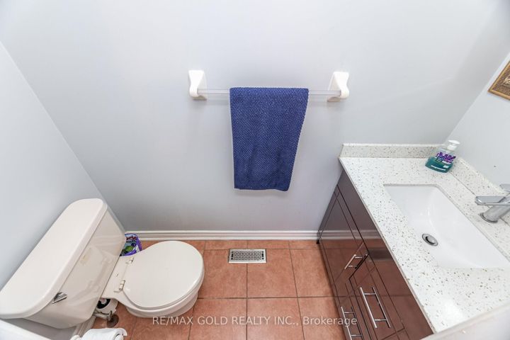 Photo 12 at 8 Goreridge Crescent, Bram East, Brampton