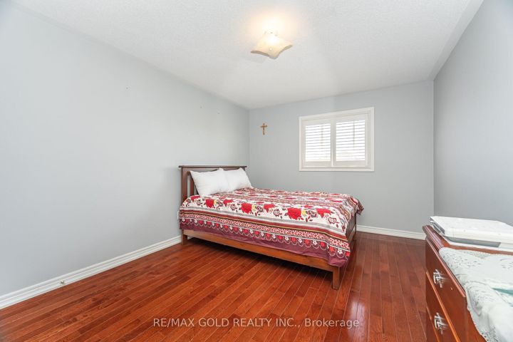 Photo 17 at 8 Goreridge Crescent, Bram East, Brampton