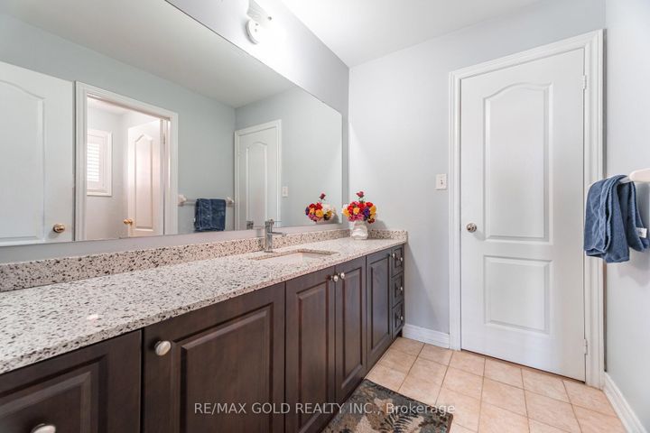 Photo 18 at 8 Goreridge Crescent, Bram East, Brampton