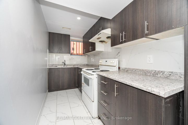 Photo 23 at 8 Goreridge Crescent, Bram East, Brampton