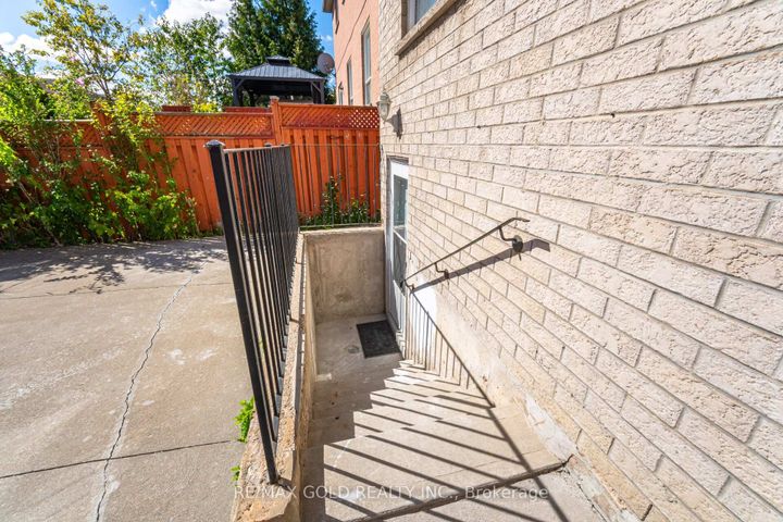 Photo 28 at 8 Goreridge Crescent, Bram East, Brampton