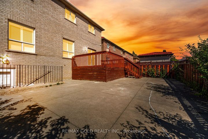 Photo 31 at 8 Goreridge Crescent, Bram East, Brampton