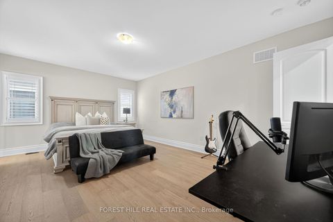 Photo 37 at 71 Sofia Olivia Crescent, Patterson, Vaughan