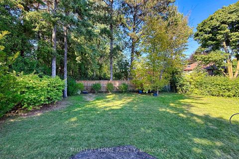 Photo 3 at 32 Donna Court, Newtonbrook East, Toronto