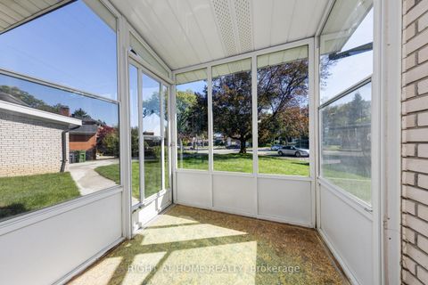 Photo 4 at 32 Donna Court, Newtonbrook East, Toronto