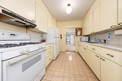 Photo 9 at 32 Donna Court, Newtonbrook East, Toronto