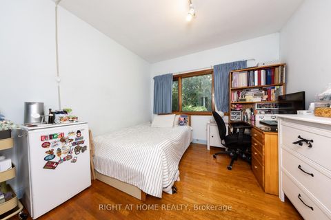Photo 11 at 32 Donna Court, Newtonbrook East, Toronto