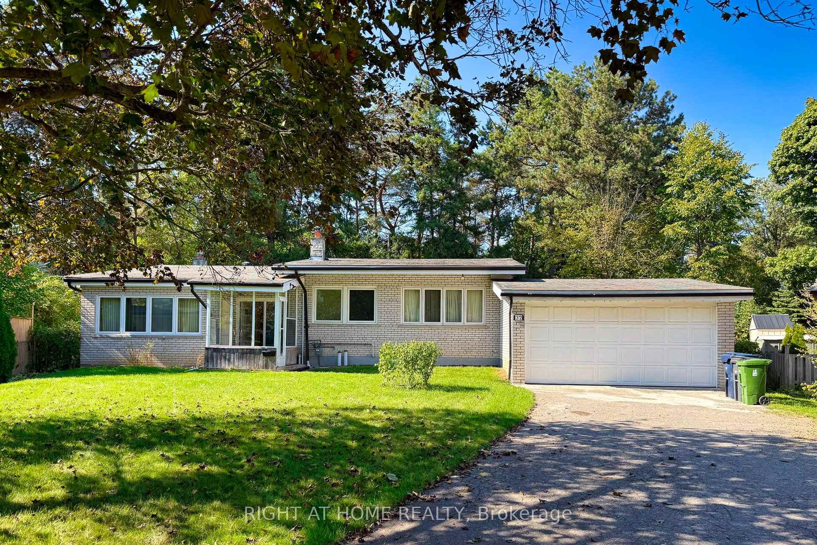 32 Donna Court, Newtonbrook East, Toronto by Loree Meneguzzi Real Estate 32 Donna Court, Newtonbrook East, Toronto