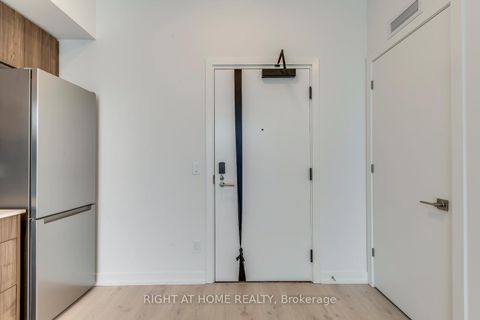 Photo 7 at 136 - 2501 Saw Whet Boulevard, GA Glen Abbey, Oakville