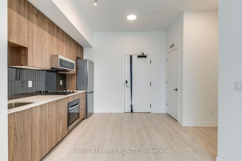 Photo 8 at 136 - 2501 Saw Whet Boulevard, GA Glen Abbey, Oakville