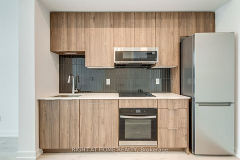 Photo 10 at 136 - 2501 Saw Whet Boulevard, GA Glen Abbey, Oakville