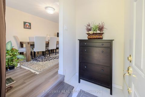 Photo 3 at 25 Bailey Crescent, Aurora Highlands, Aurora