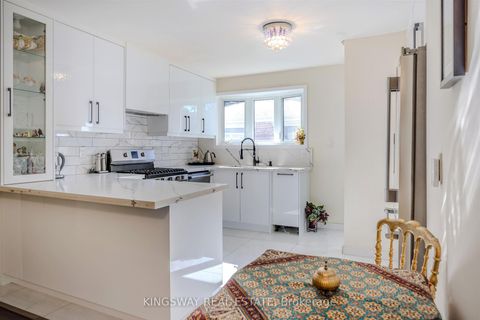 Photo 8 at 25 Bailey Crescent, Aurora Highlands, Aurora