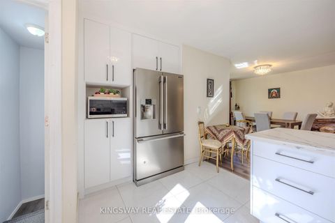 Photo 9 at 25 Bailey Crescent, Aurora Highlands, Aurora