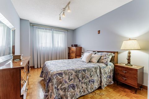 Photo 21 at 411 Forest Drive, West Woodbridge, Vaughan