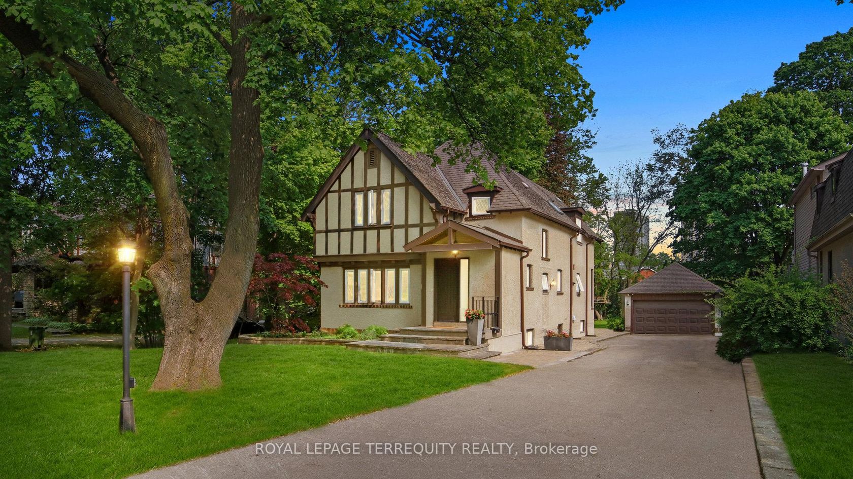 65 Burnhamthorpe Crescent, City Centre West, Toronto 