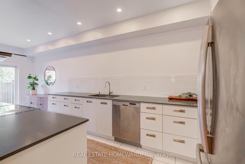 Photo 11 at 8 Ozner Crescent, Vellore Village, Vaughan