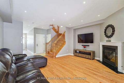 Photo 2 at 148 Chayna Crescent, Patterson, Vaughan