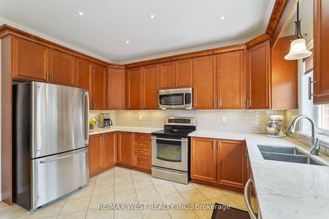 Photo 3 at 148 Chayna Crescent, Patterson, Vaughan