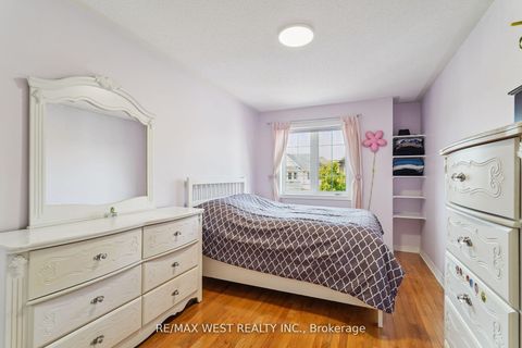 Photo 7 at 148 Chayna Crescent, Patterson, Vaughan