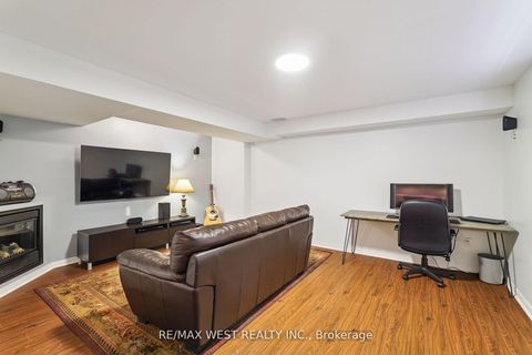 Photo 11 at 148 Chayna Crescent, Patterson, Vaughan