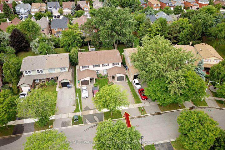 Photo 2 at 7223 Bendigo Circle, Meadowvale, Mississauga