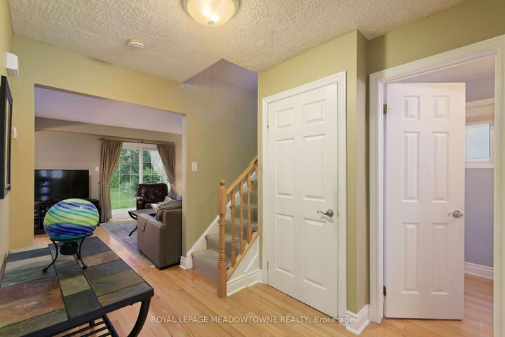 Photo 5 at 7223 Bendigo Circle, Meadowvale, Mississauga