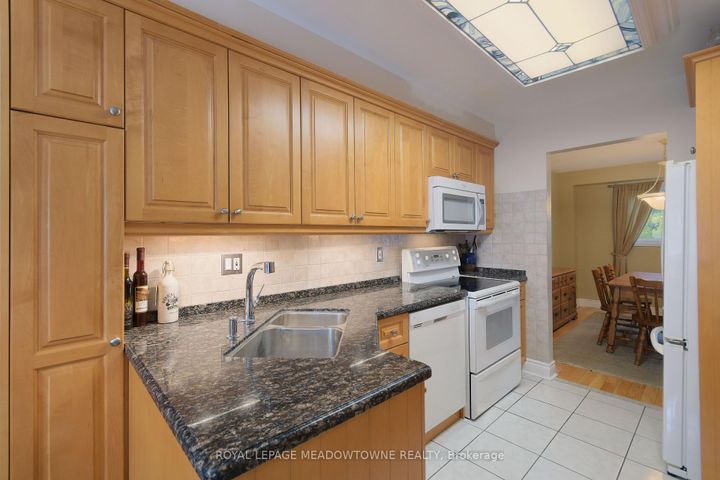 Photo 11 at 7223 Bendigo Circle, Meadowvale, Mississauga