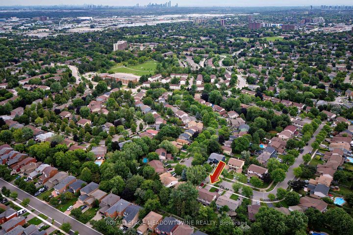 Photo 33 at 7223 Bendigo Circle, Meadowvale, Mississauga