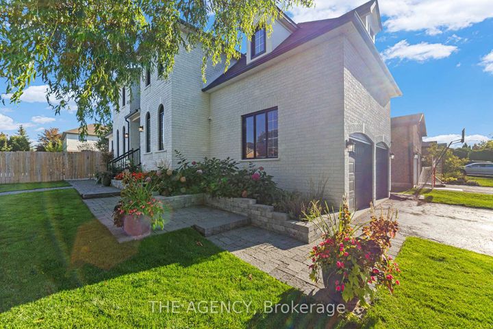 Photo 2 at 28 Fenwick Place, Waterdown, Hamilton