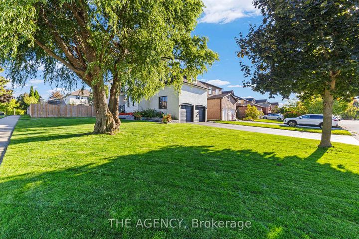 Photo 3 at 28 Fenwick Place, Waterdown, Hamilton