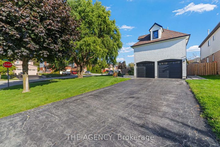 Photo 4 at 28 Fenwick Place, Waterdown, Hamilton