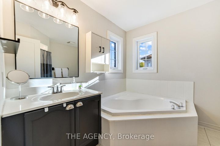 Photo 23 at 28 Fenwick Place, Waterdown, Hamilton