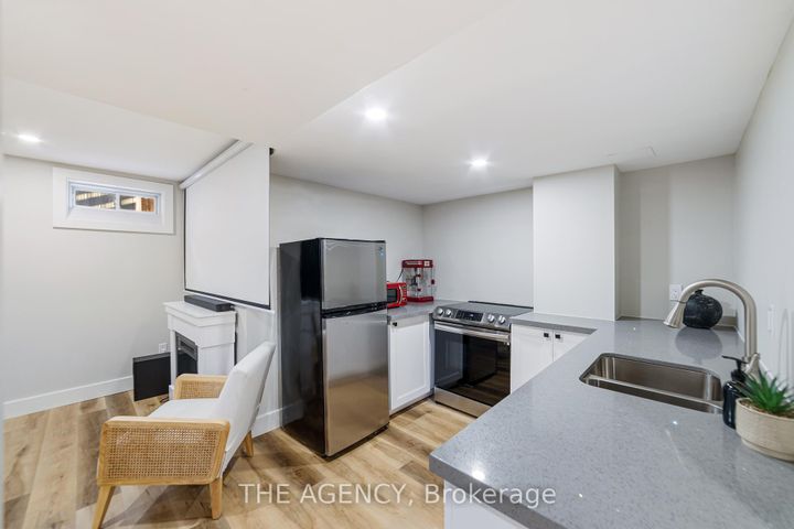 Photo 38 at 28 Fenwick Place, Waterdown, Hamilton