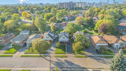 Photo 2 at 28 Lynvalley Crescent, Maryvale, Toronto