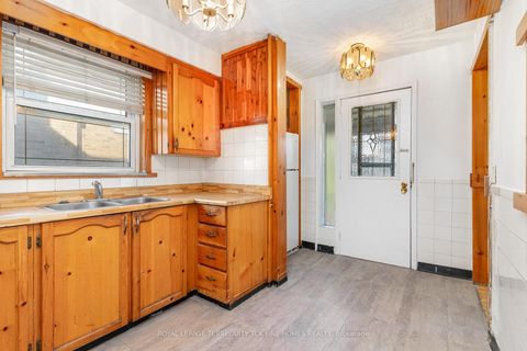 Photo 10 at 28 Lynvalley Crescent, Maryvale, Toronto