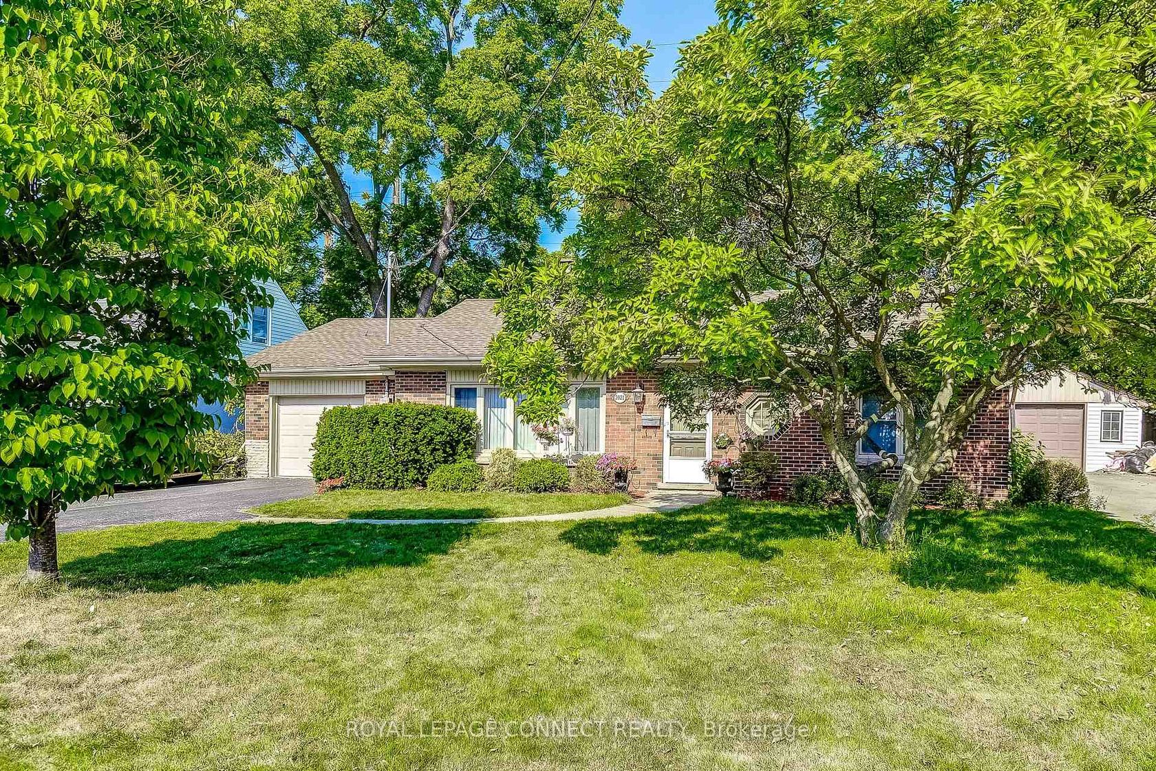 2021 Churchill Avenue, Freeman, Burlington by Loree Meneguzzi Real Estate 2021 Churchill Avenue, Freeman, Burlington