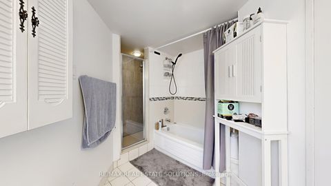 Photo 9 at 1611 - 330 Alton Towers Circle, Milliken, Toronto