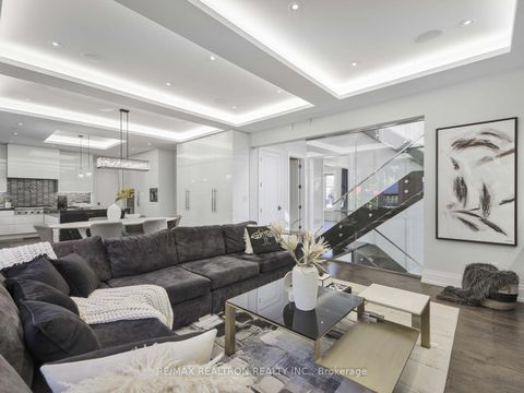 Photo 9 at 10 Malaren Road, Maple, Vaughan