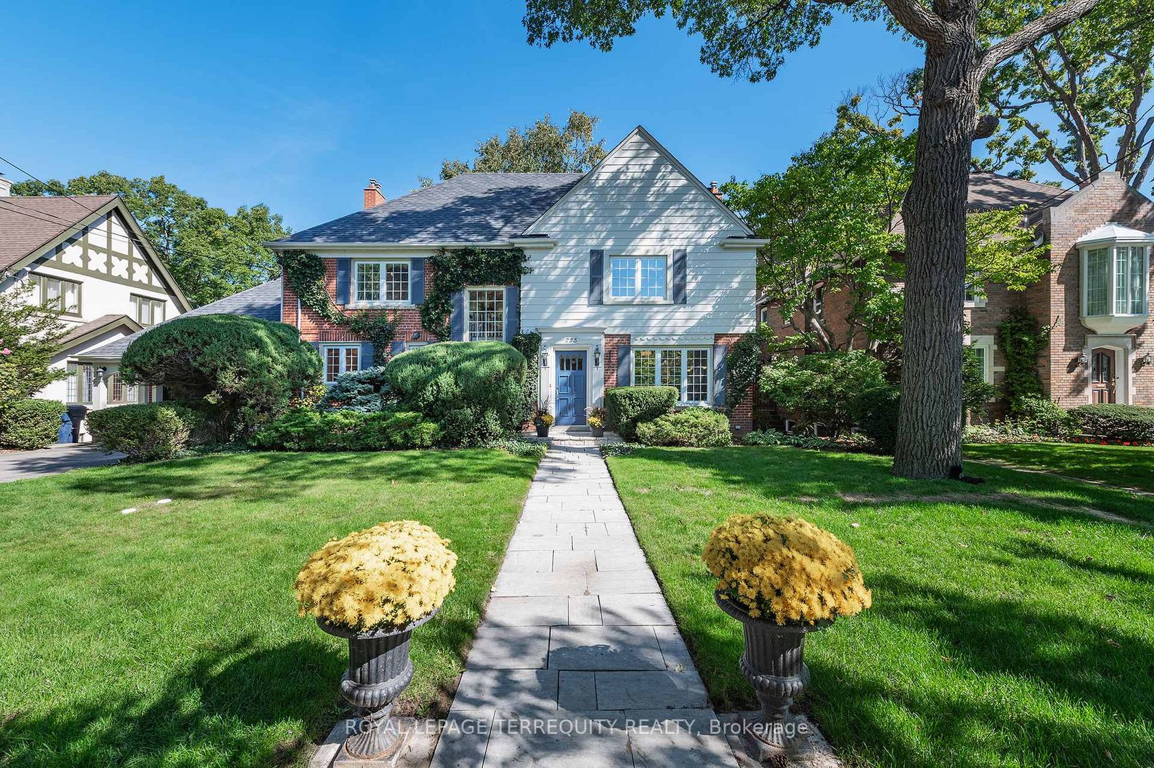 223 Riverside Drive, Swansea, Toronto by Alessia Polo 223 Riverside Drive, Swansea, Toronto