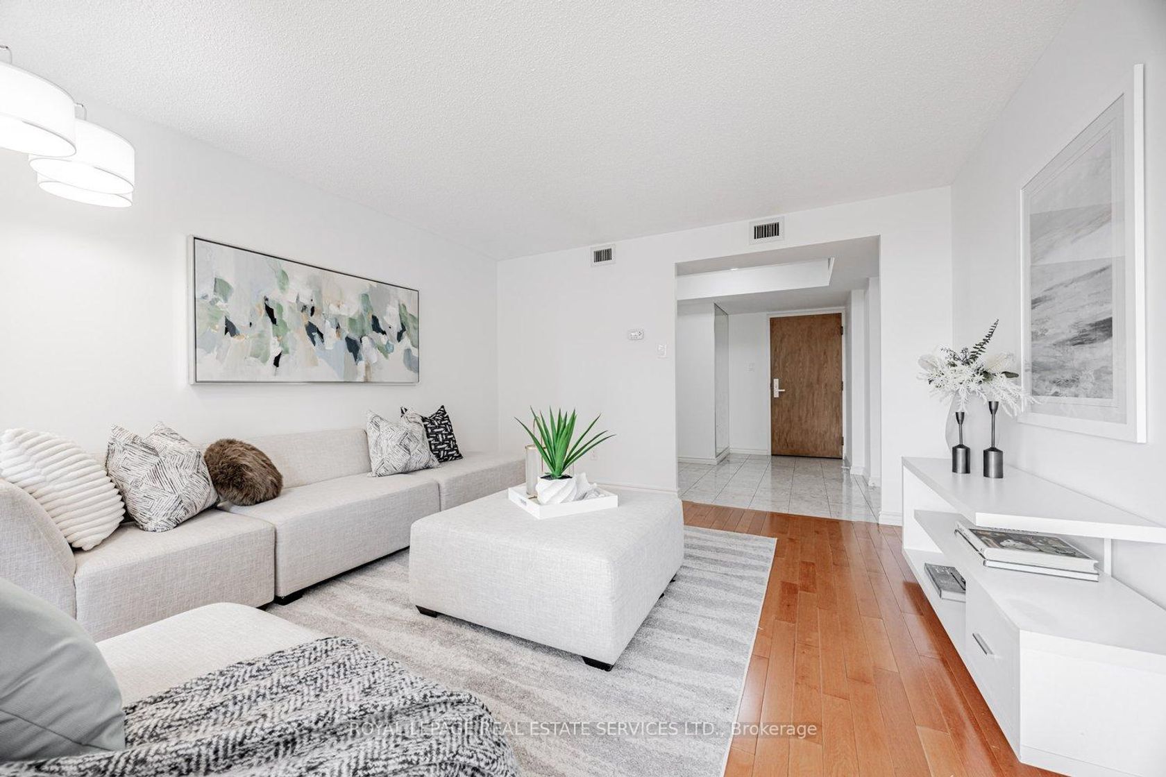 501 - 900 Yonge Street, Annex, Toronto by Alessia Polo 501 - 900 Yonge Street, Annex, Toronto