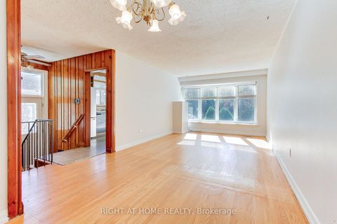 Photo 4 at 40 Kitimat Crescent, Aurora Heights, Aurora