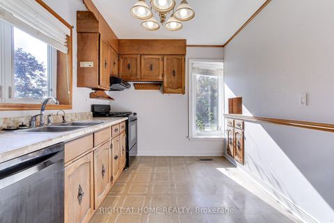 Photo 7 at 40 Kitimat Crescent, Aurora Heights, Aurora