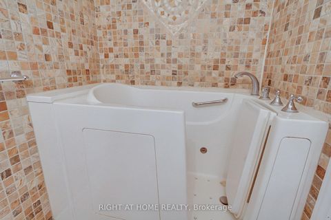Photo 12 at 40 Kitimat Crescent, Aurora Heights, Aurora