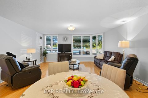 Photo 5 at 111 - 14924 Yonge Street, Aurora Highlands, Aurora