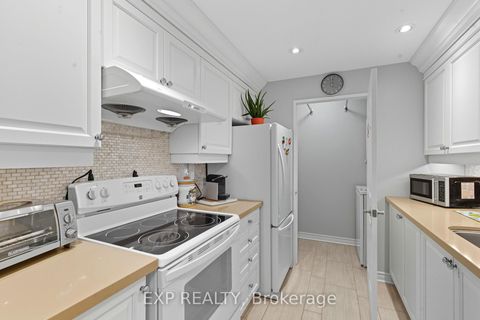 Photo 14 at 111 - 14924 Yonge Street, Aurora Highlands, Aurora