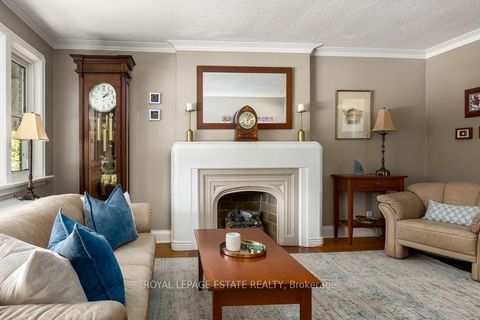 Photo 2 at 25 Ferncroft Drive, Cliffside, Toronto