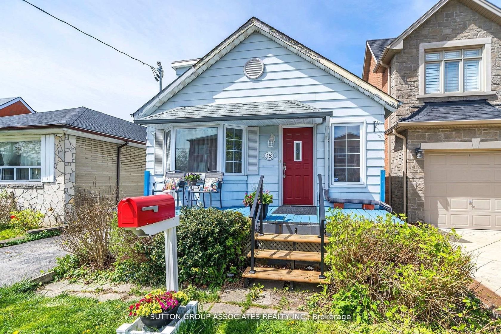 16 North Bonnington Avenue, Birchmount, Toronto by Alessia Polo 16 North Bonnington Avenue, Birchmount, Toronto