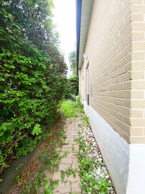 Photo 7 at 2072 Bridge Road, WO West, Oakville